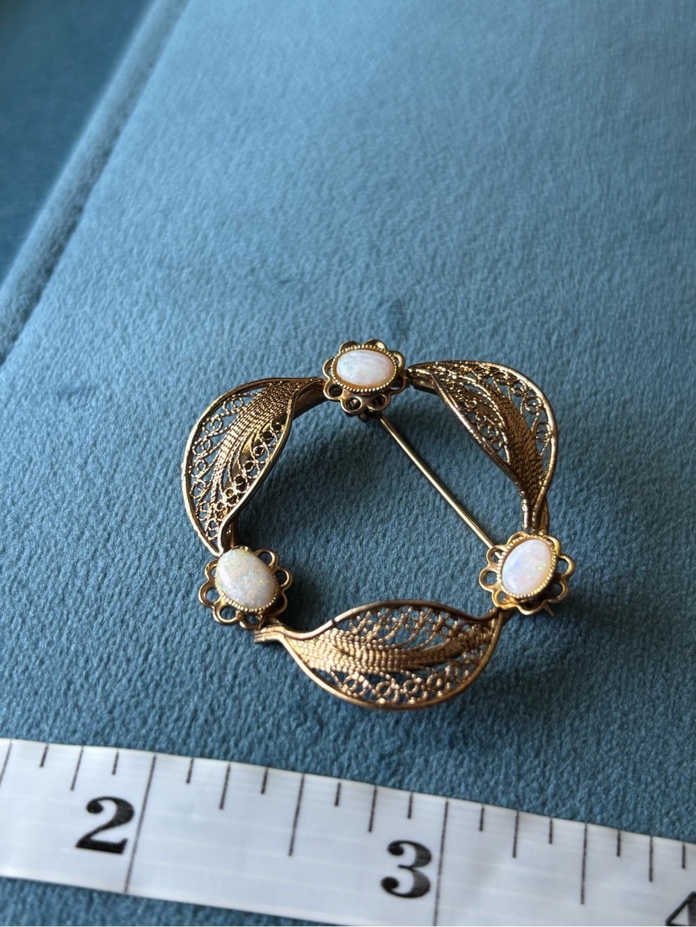 Vintage mid-century gold tone filigree brooch with three opal-like stones - Picture 3 of 8